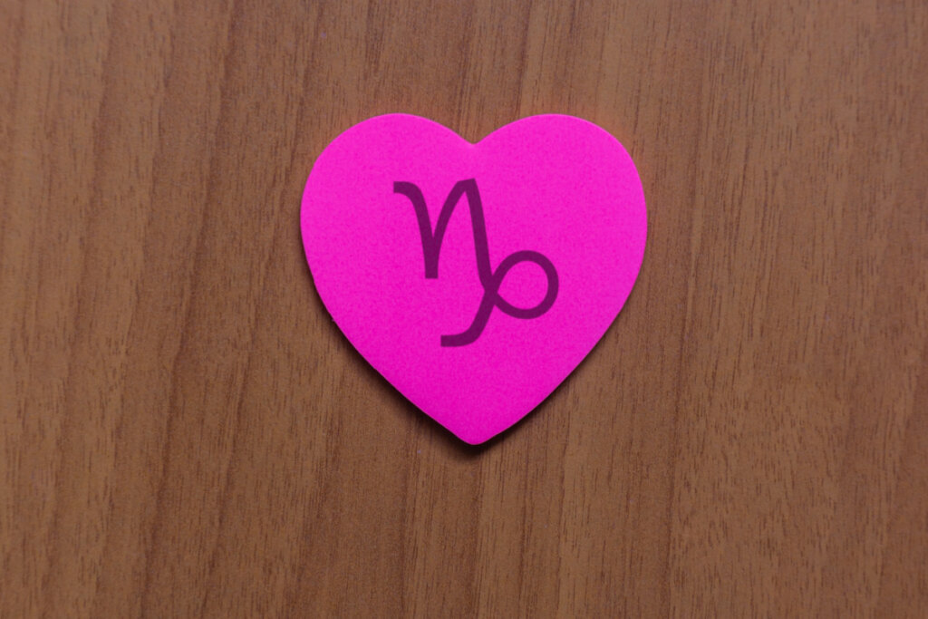 Ilustração do signo de Capricórnio dentro de um coração rosa
