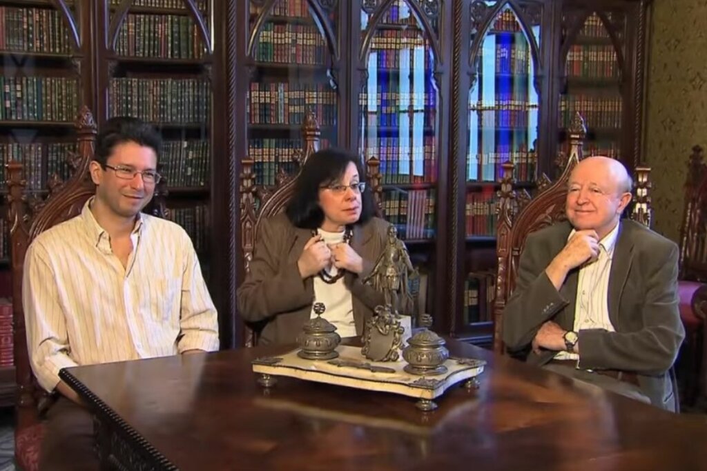 Entrevistas com historiadores em uma biblioteca no documentário 'Caminhos da Independência: o Grito nas Ruas' 