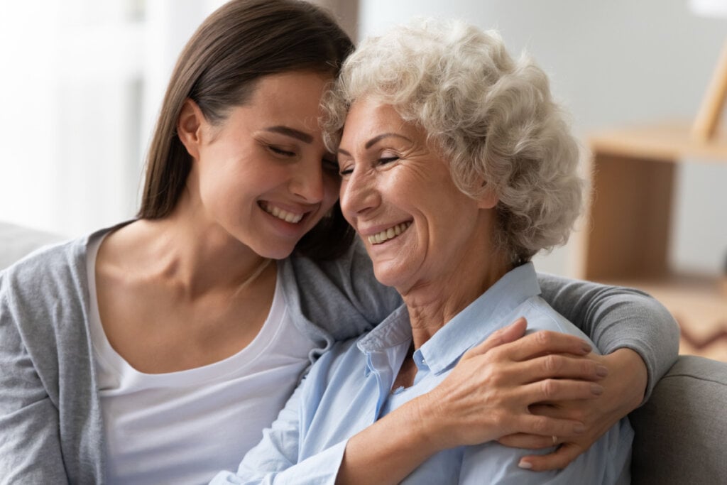 Duas gerações de mulheres rindo, se abraçando, se divertindo, curtindo o tempo