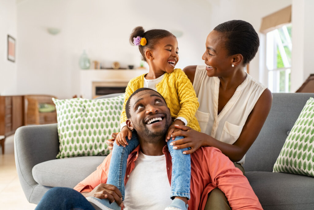 Família sorridente em casa decorada