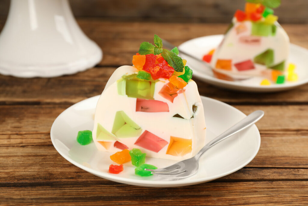Pedaço de gelatina colorida em cima de um prato branco