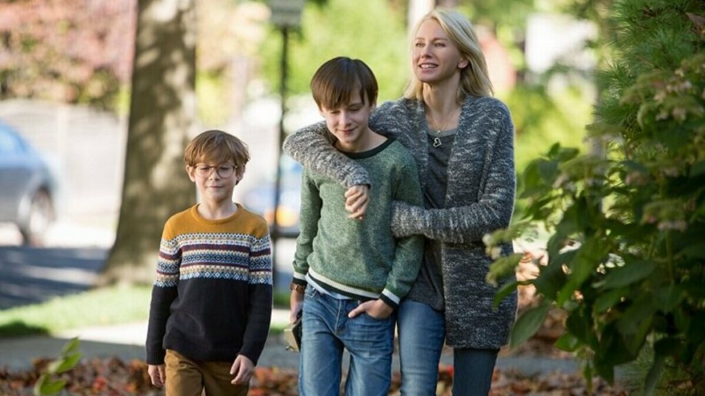 Cena do filme "O livro de Henry"; mãe e dois filhos
