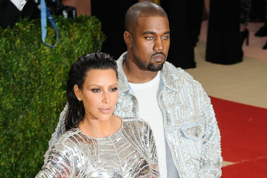 Kim e Kanye West posando para foto em um tapete vermelho 