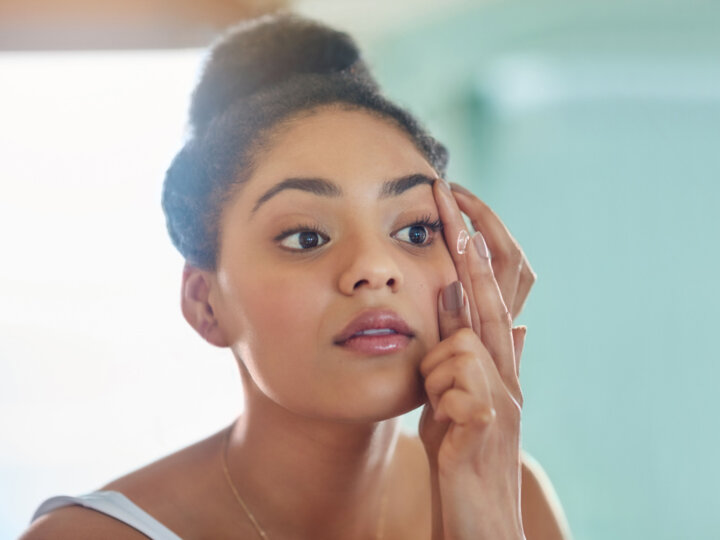 5 hábitos que devem ser evitados por quem usa lentes de contato