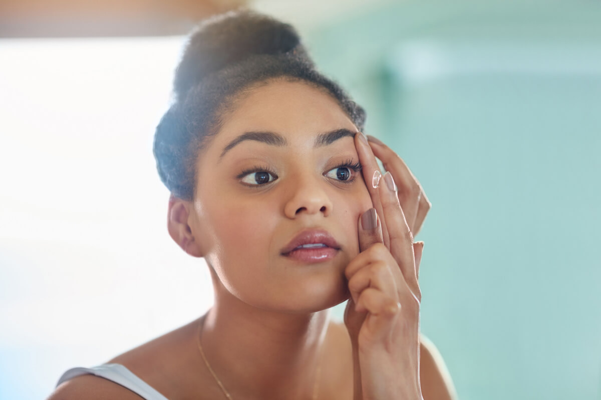 5 hábitos que devem ser evitados por quem usa lentes de contato