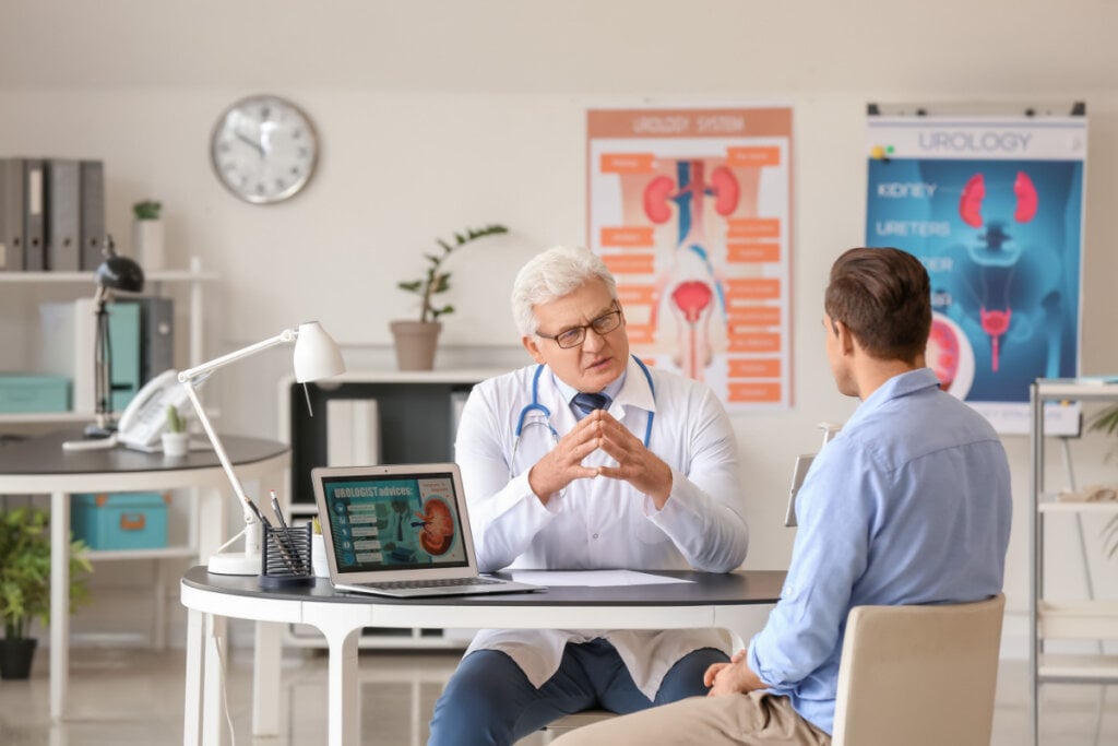 Médico e paciente em consultório conversando