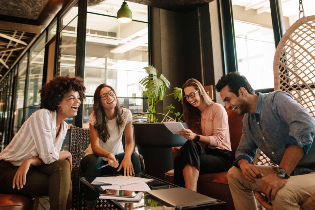 Equipe de negócios trabalhando em novo projeto e sorrindo.