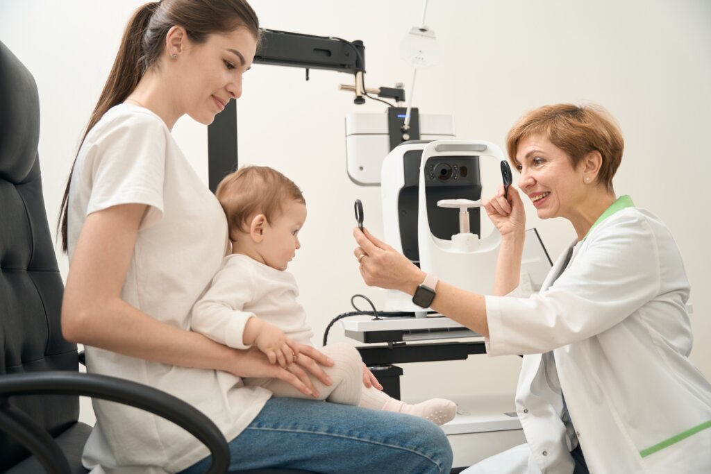 Médica fazendo exame ocular em criança