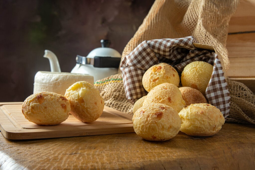 Pães de queijo em cima de uma mesa de madeira