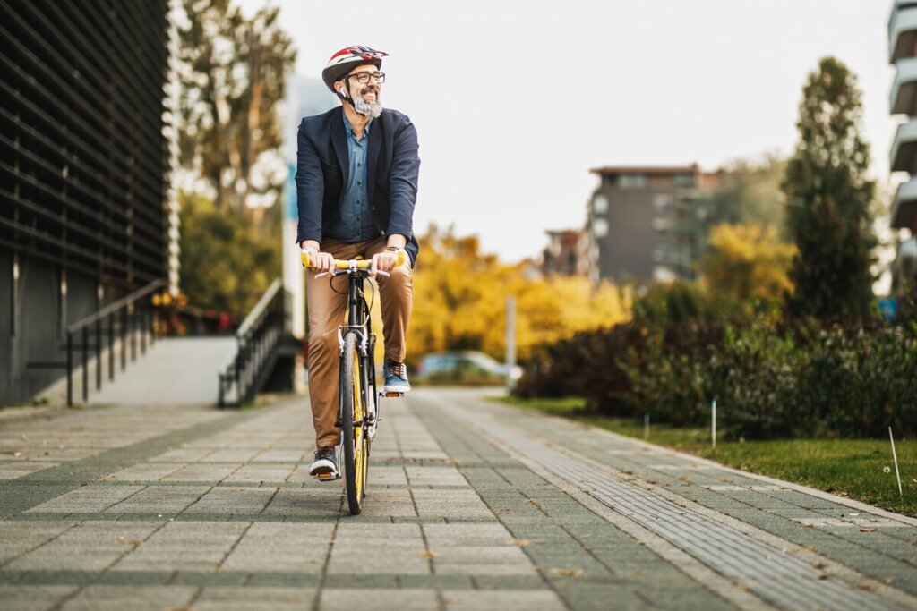 Homem vestido com roupa social andando de bicicleta