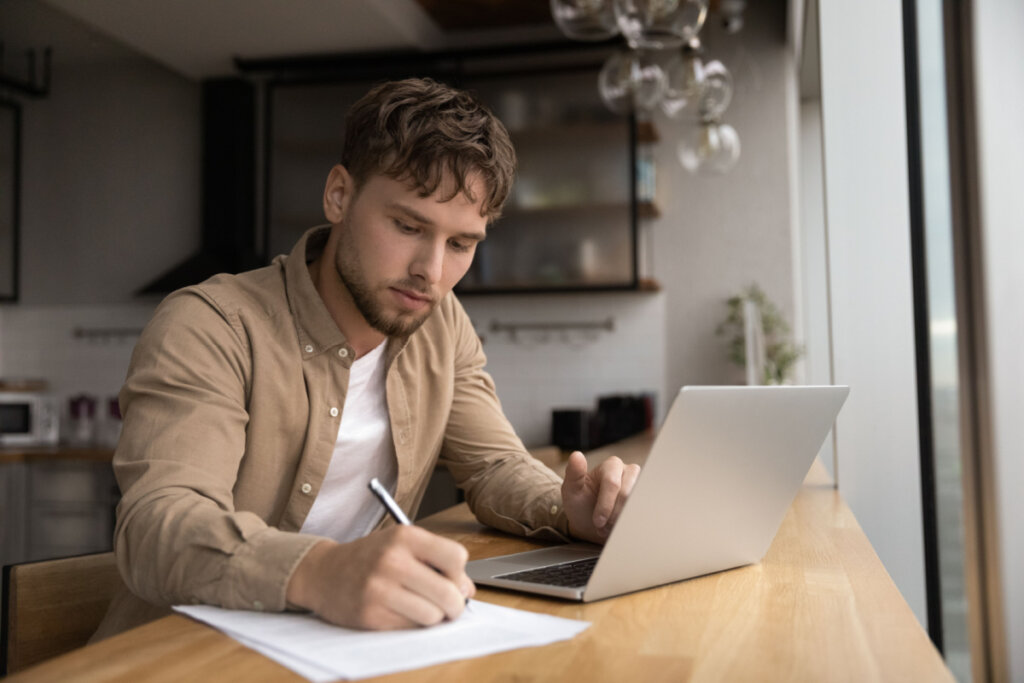 Estudante jovem escrevendo redação