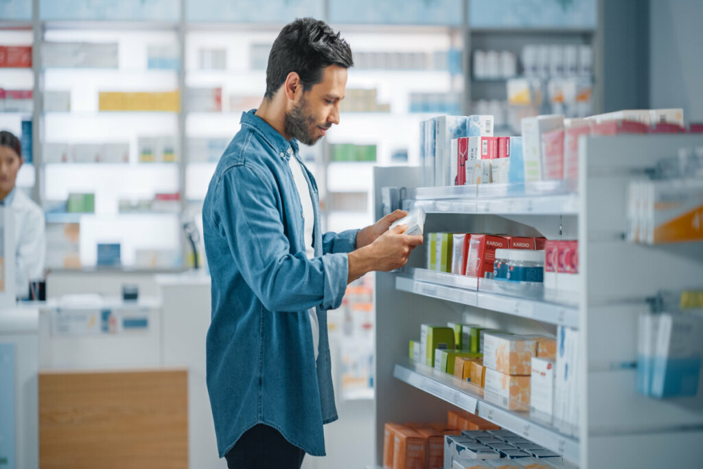 Homem em uma farmácia comprando remédio
