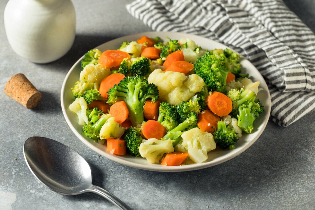 Prato branco com salada de brócolis, couve-flor e cenoura