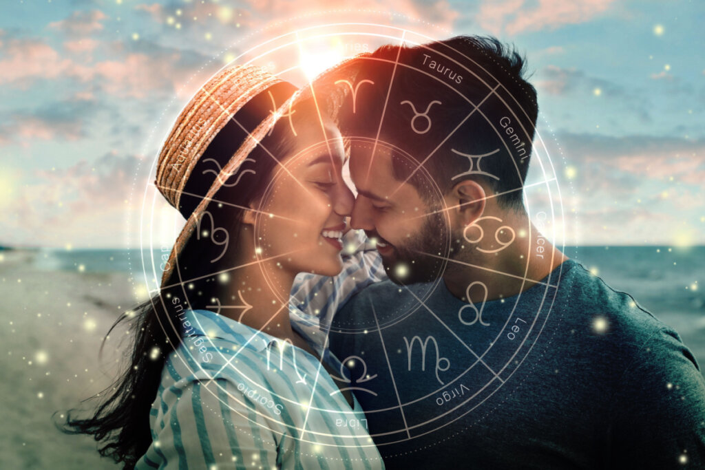 Casal em praia com símbolo do zodíaco ilustrado para representar compatibilidade dos signos