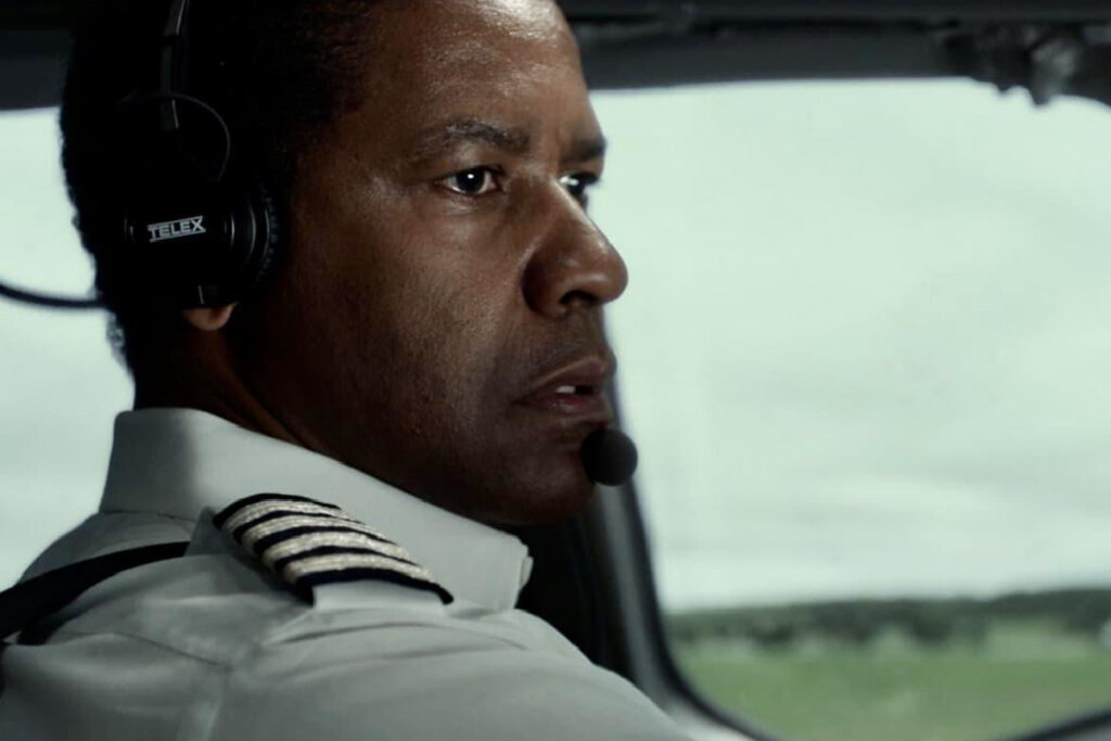 Reprodução do ator Denzel Washington na cabine de pilotos
