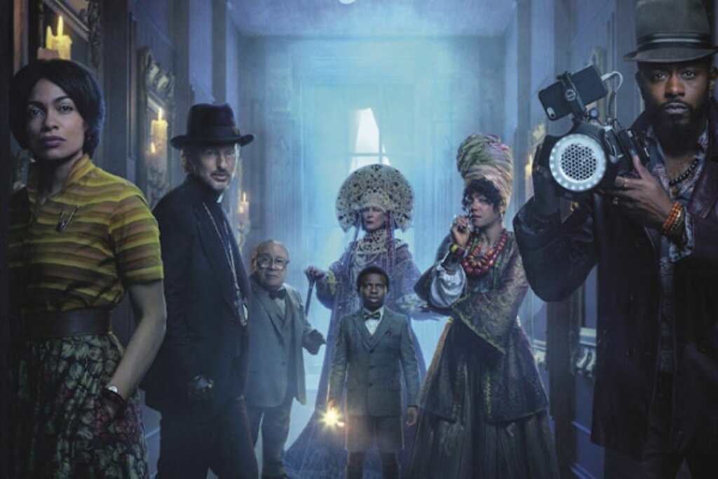 Personagens do filme 'Mansão Mal-Assombrada' reunidos em pé em uma sala