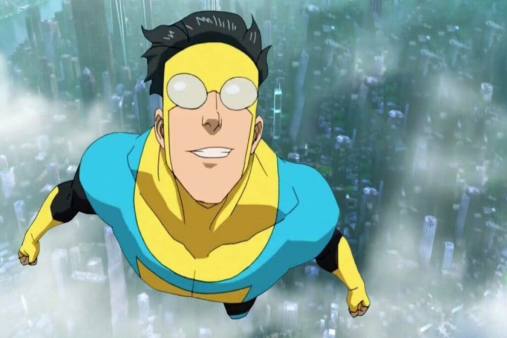 Desenho de um super-herói com roupas nas cores azul claro, preto e amarelo. Ele está usando uma máscara amarela, no mesmo tom da roupa, e sobrevoa uma cidade