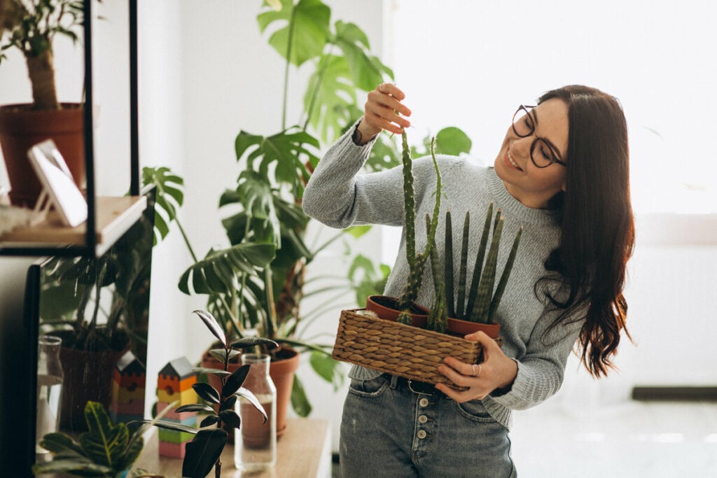 Mulher segurando um vaso de planta