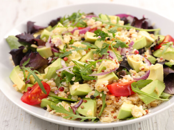 5 saladas com quinoa para ajudar a emagrecer