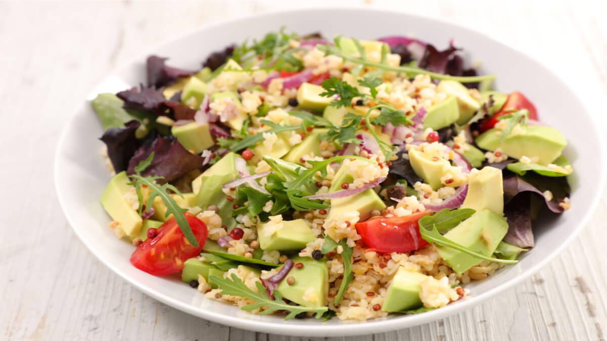 5 saladas com quinoa para ajudar a emagrecer