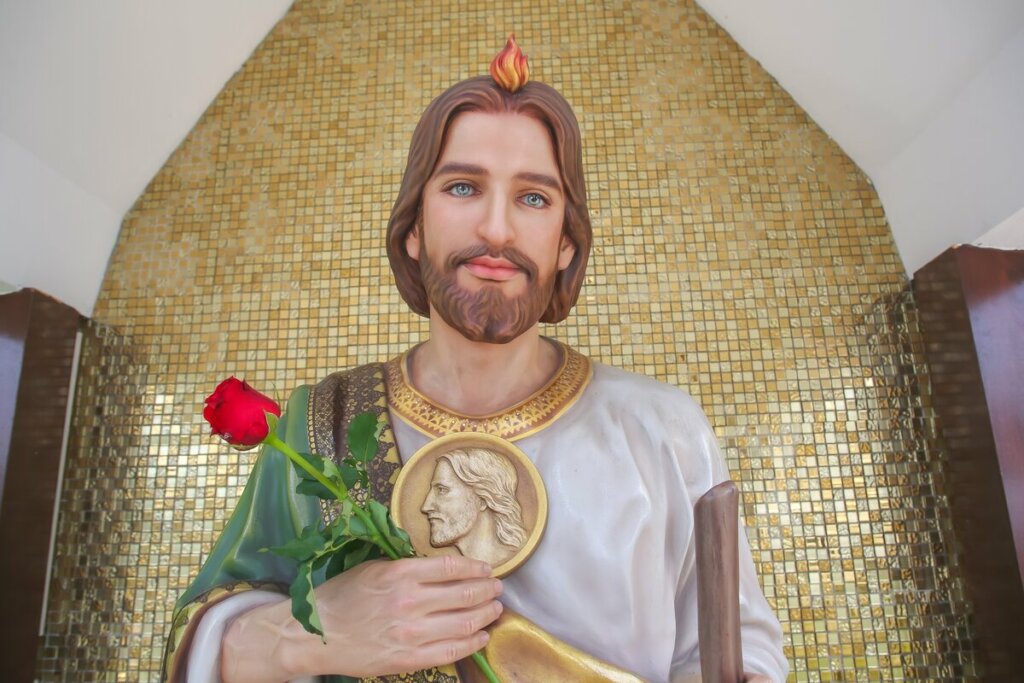Estátua de São Judas Tadeu segurando uma rosa vermelha