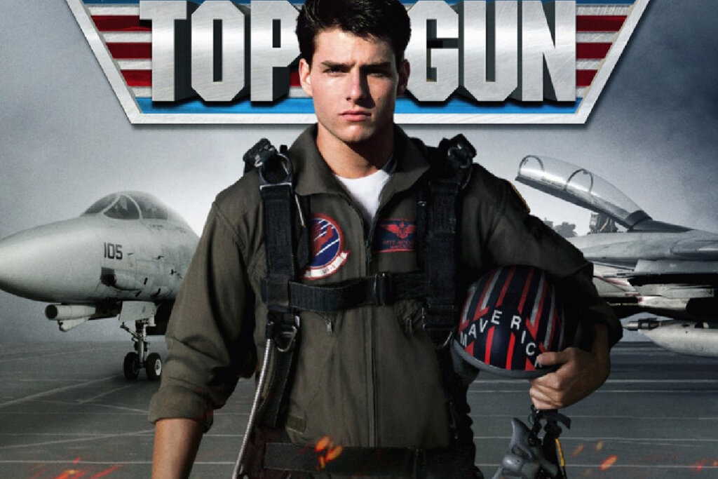 Reprodução de Tom Cruise com uniforme de aviador, com aviões ao fundo