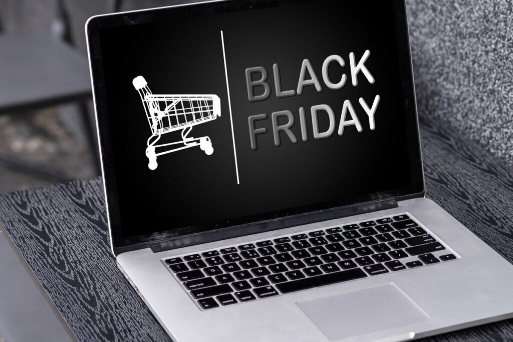 Computador com a tela preta escrito "Black Friday"