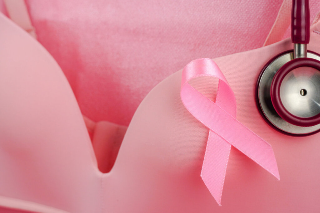 Fita rosa com sutiã rosa e estetoscópio; Conceito de conscientização do câncer de mama