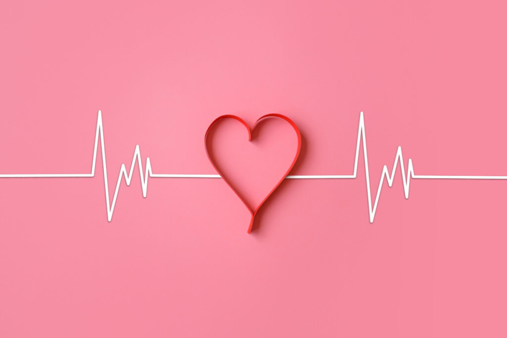 Imagem de um coração entre dois sinais de batidos cardíacas