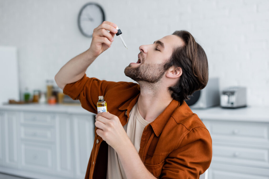 Homem tomando remédio via oral