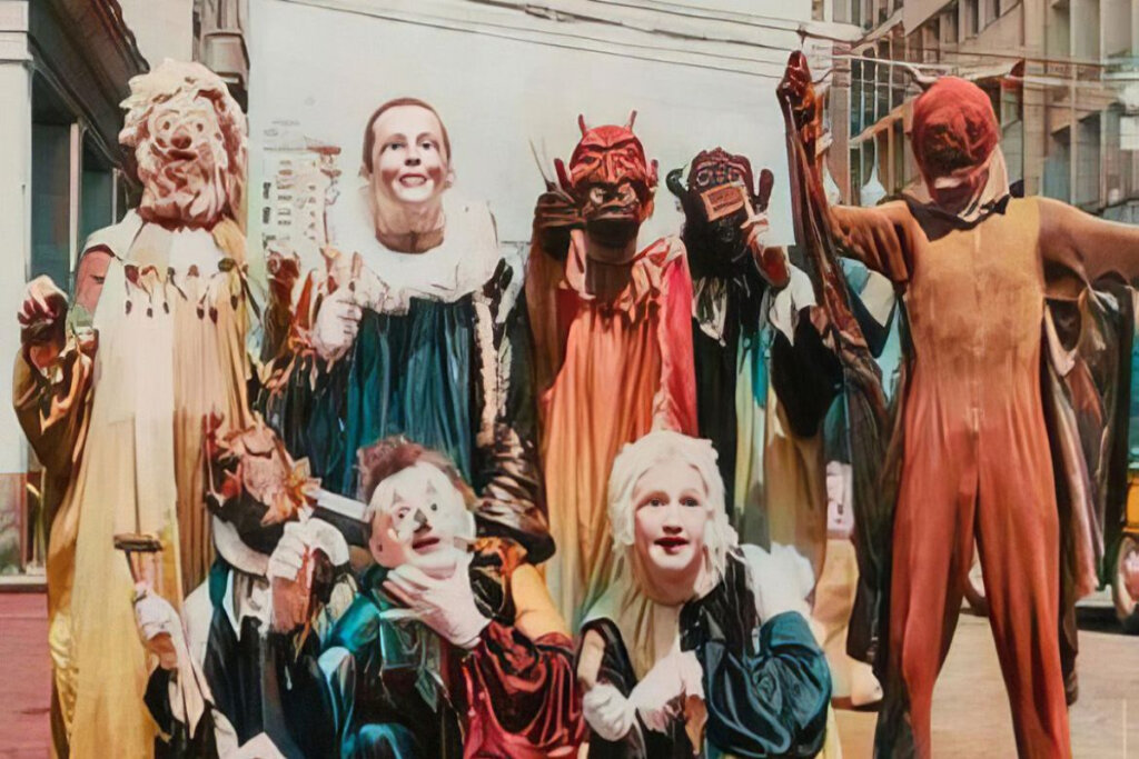Pessoas vestidas com máscaras e roupas de carnaval em uma foto antiga