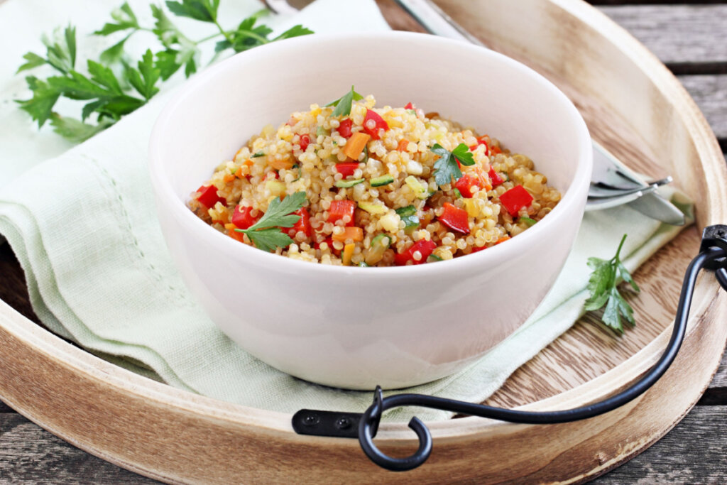 Bowl com salada de quinoa com legumes