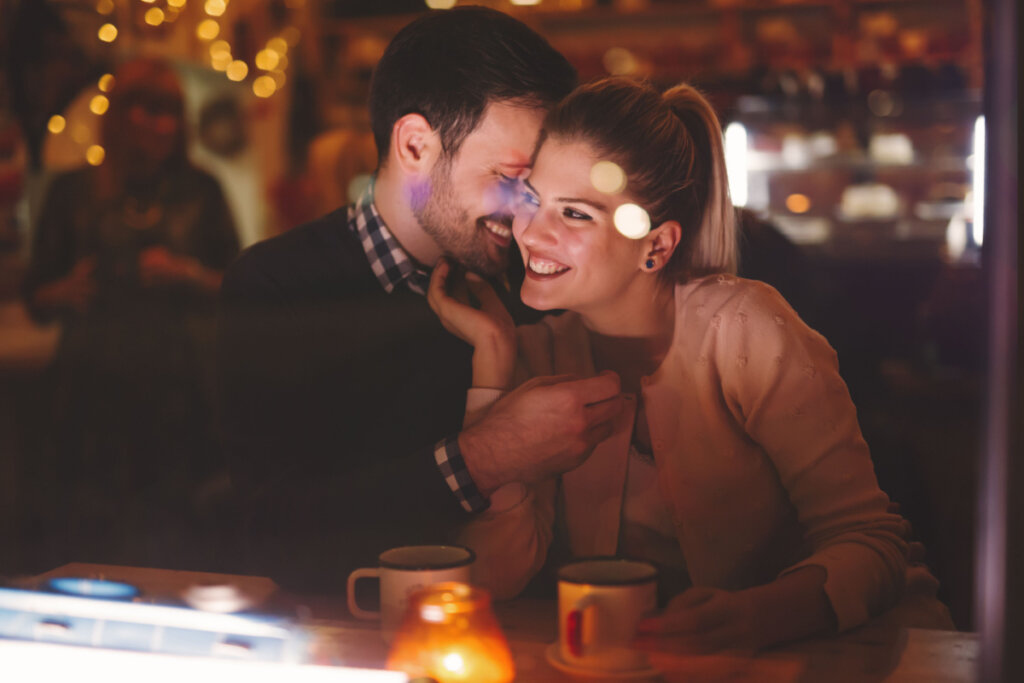 Homem e mulher em um jantar romântico