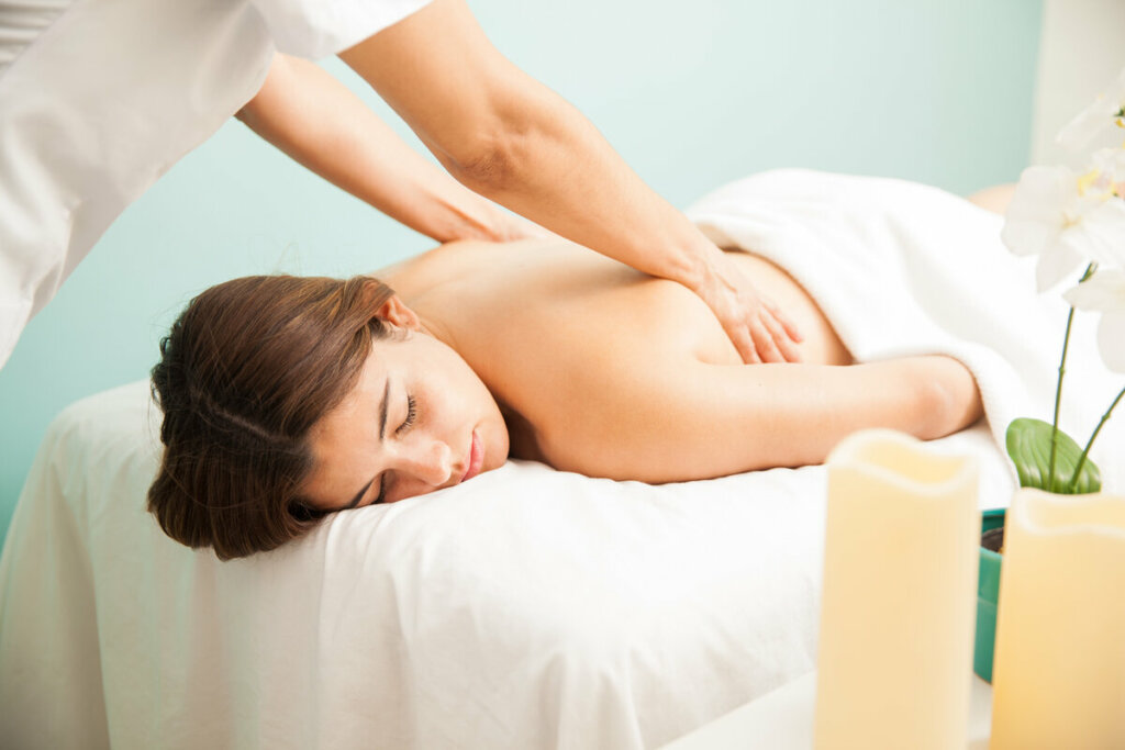 Mulher deitada recebendo massagem