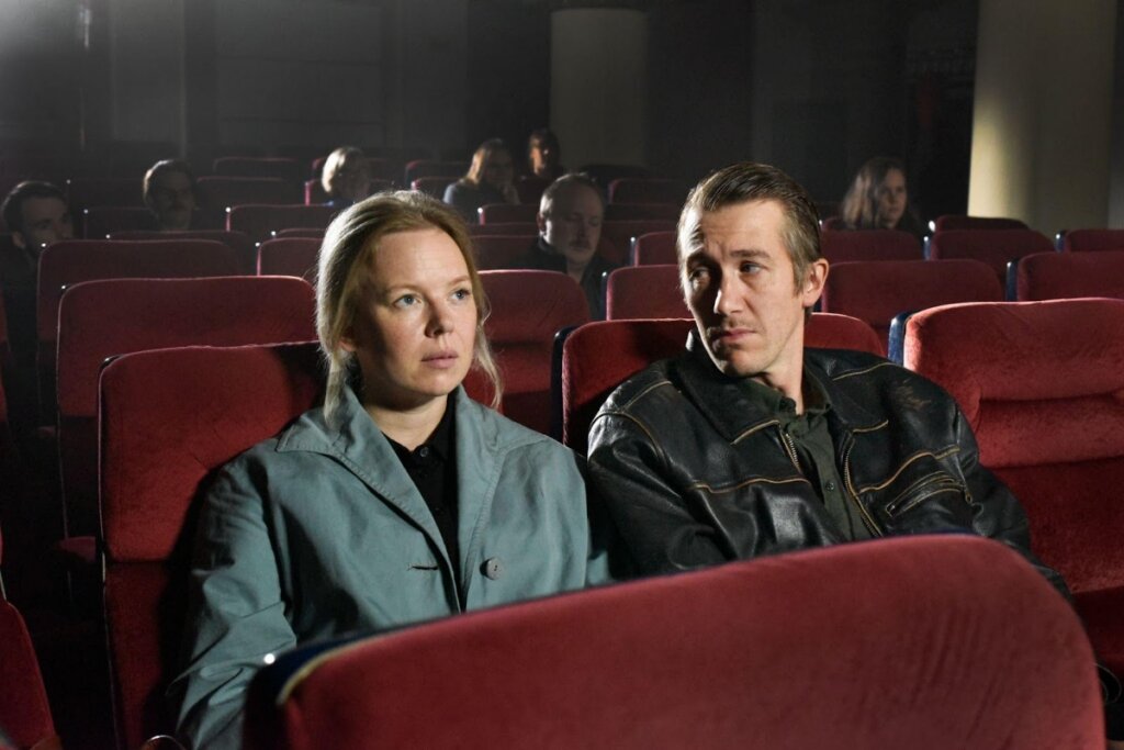 Atores Alma Poysti e Jussi Vatanen sentados em um cinema