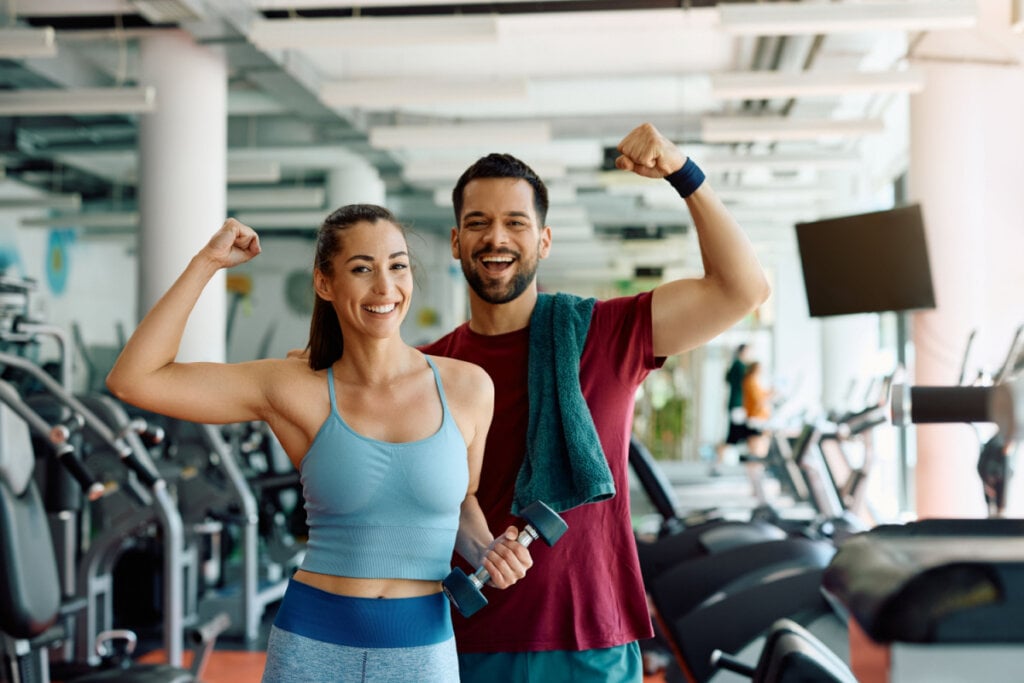 Mulher e Homem na academia