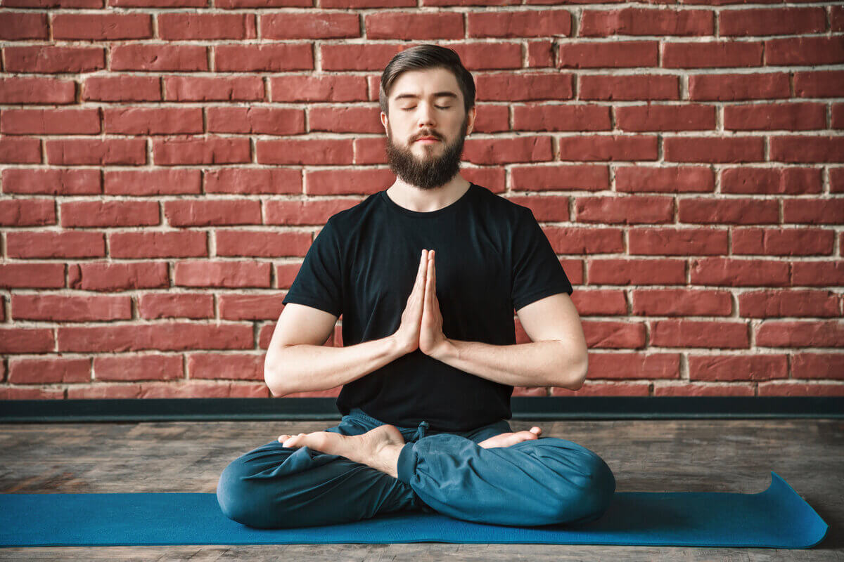 Entenda os benefícios do ioga contra o câncer de próstata