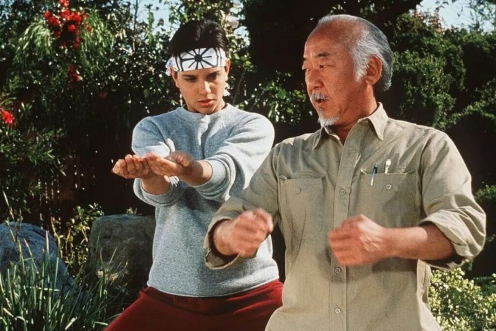 Daniel e Miyagi, personagens do filme 'The Karatê Kid' lutando ao ar livre 
