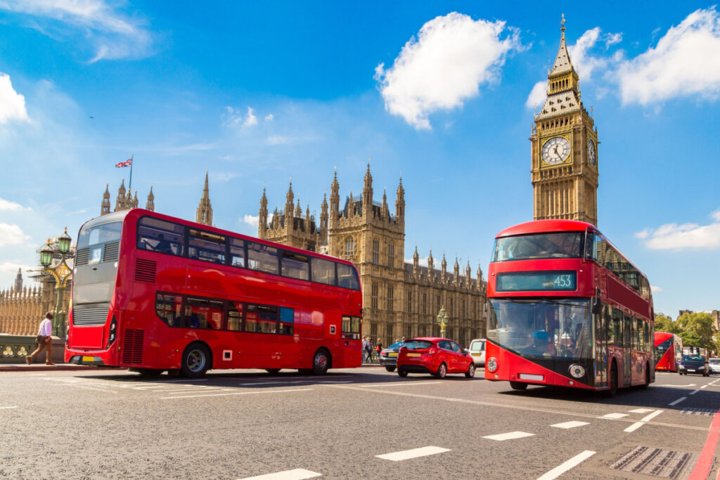 Big Ben, Westminster Bridge e ônibus de dois andares vermelho em Londres, Inglaterra, Reino Unido