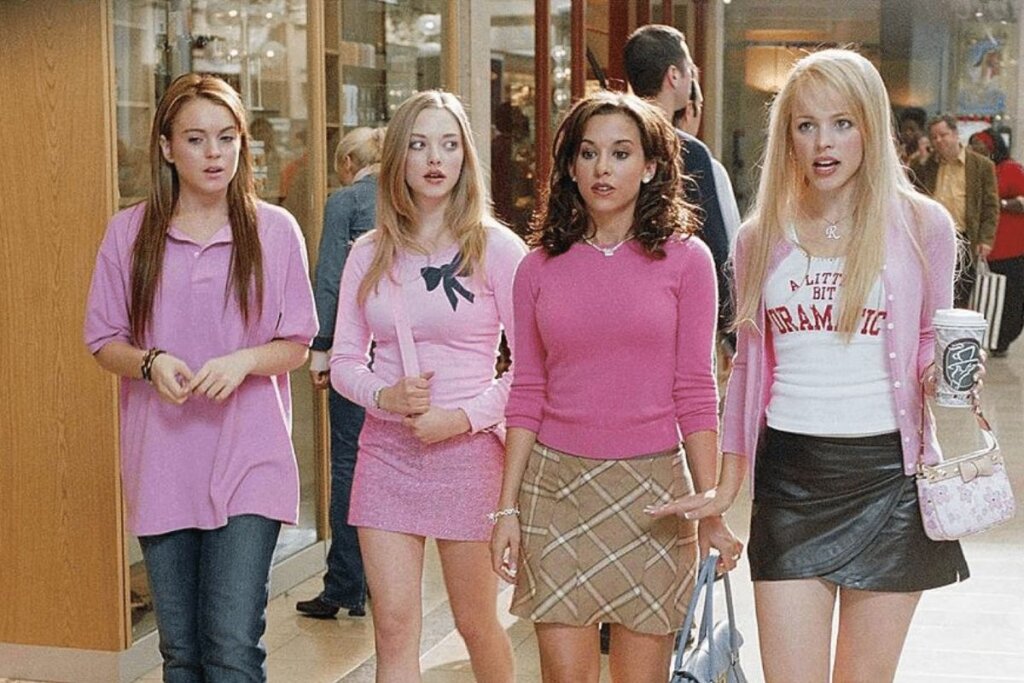 Personagens do filme 'Meninas Malvadas' vestidas de rosa andando em um shopping 