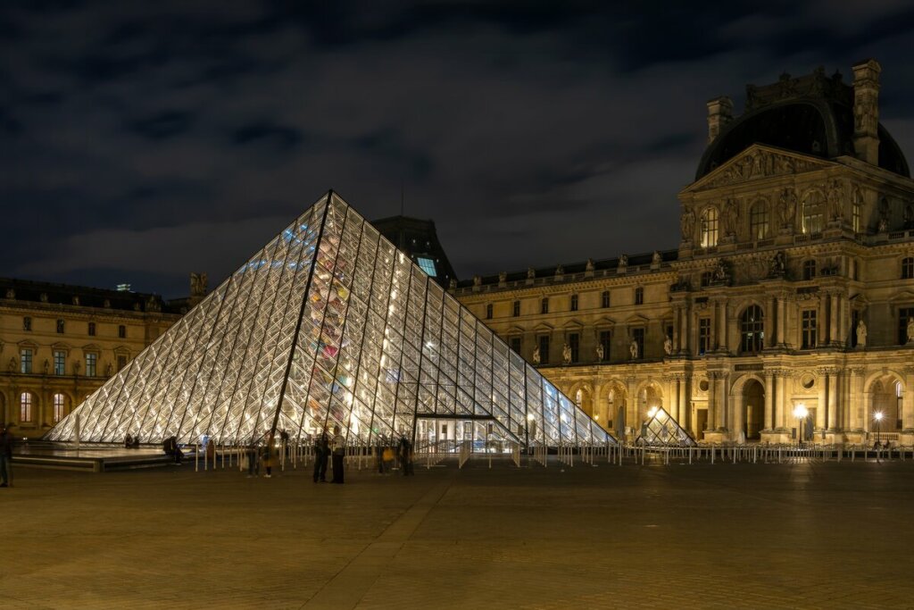 Entrada do Museu do Louvre, em Paris