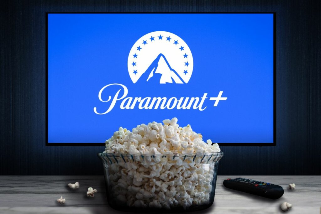 Logo do Paramount+ em uma televisão com um balde de pipoca na frente
