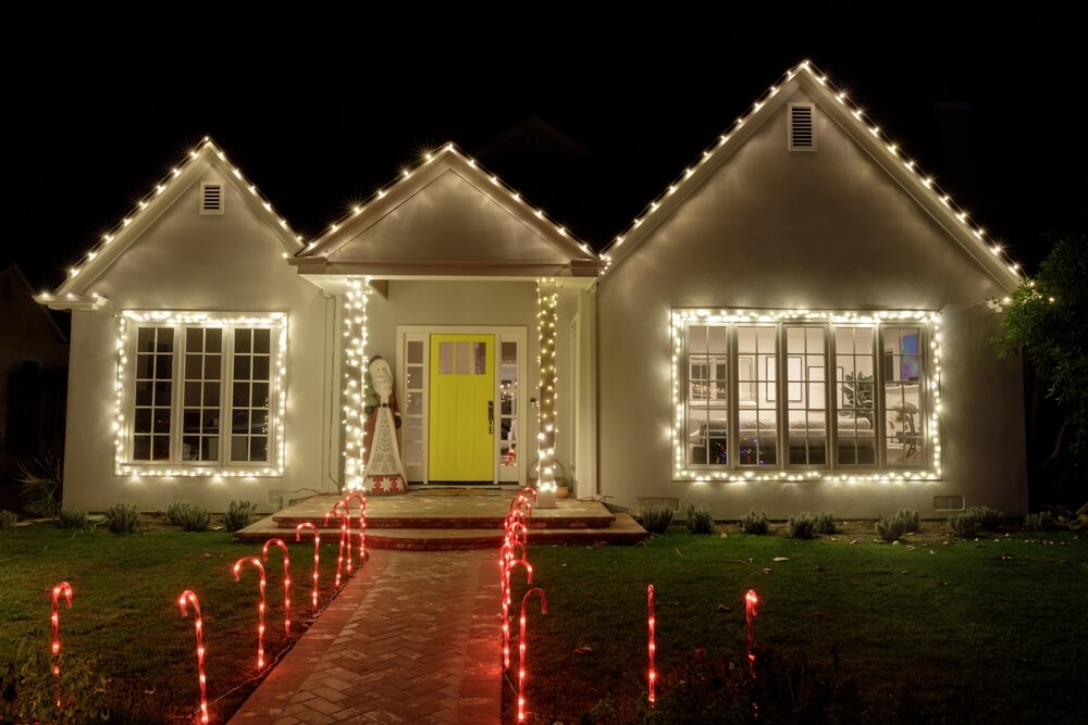 Pisca-pisca decorando lado externo de uma casa durante o natal