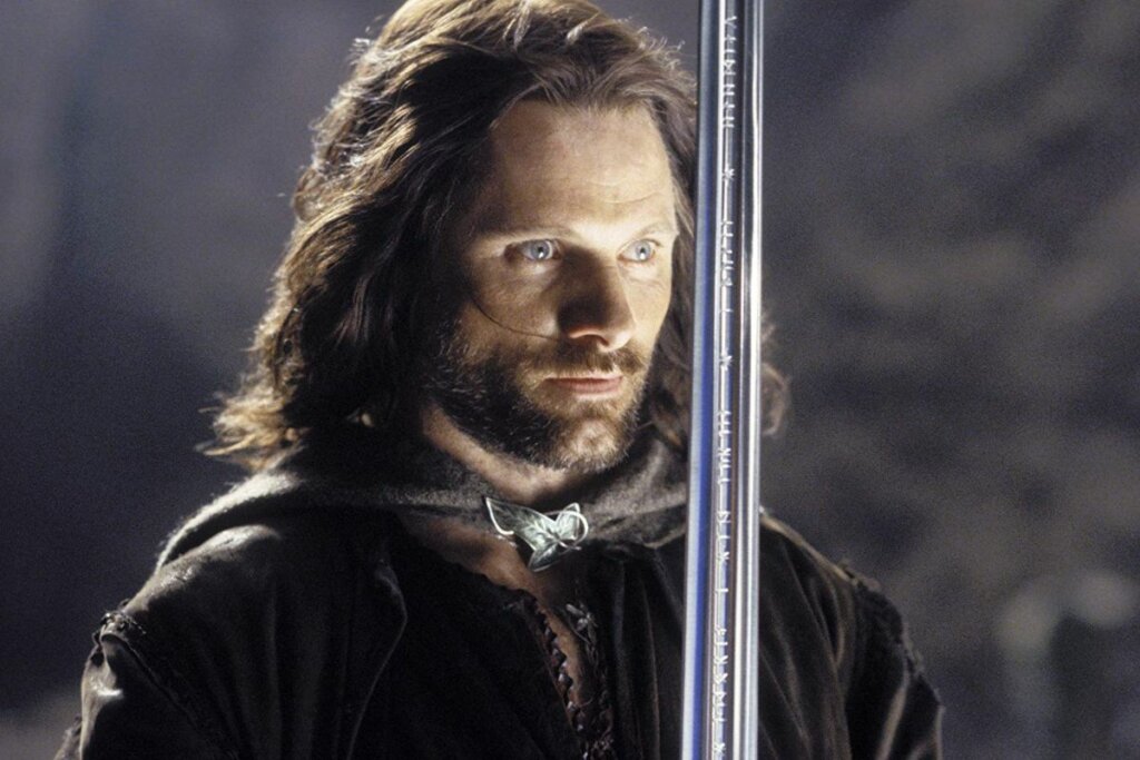 Protagonista do filme 'Senhor dos Anéis: O Retorno do Rei' segurando uma espada 