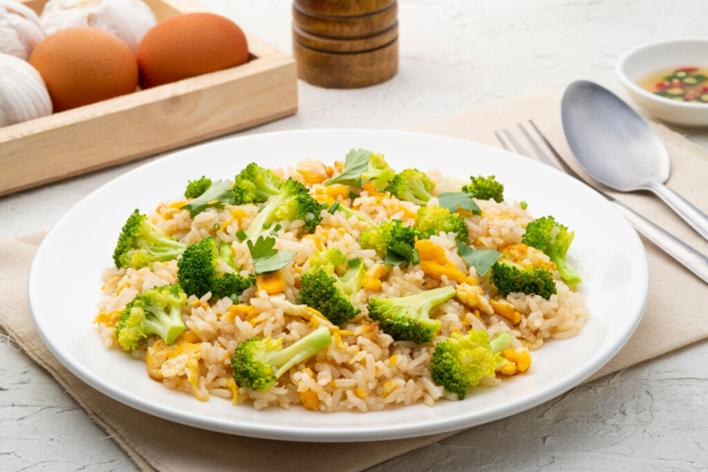 Prato de arroz frito com brócolis 