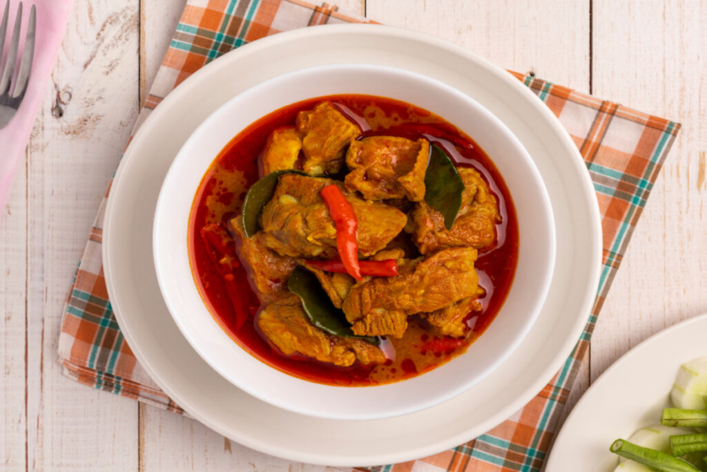 Costela de porco ao curry e gengibre em prato branco