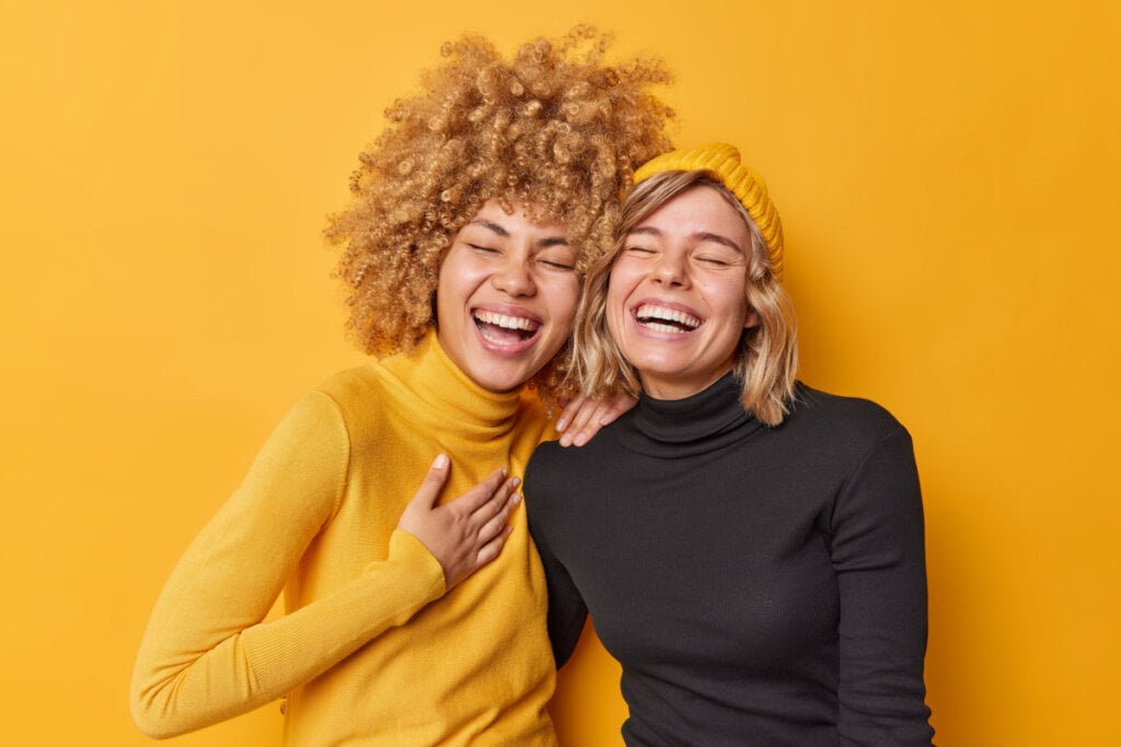 Duas jovens mulheres com grande sorriso no rosto