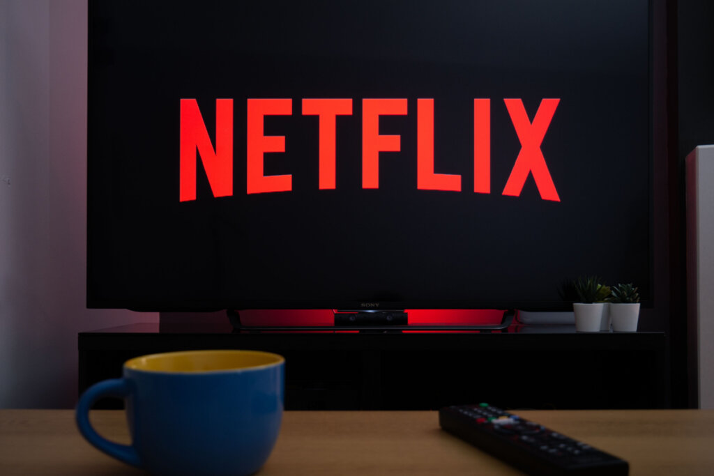 Logo da Netflix em televisão em cima de uma bancada