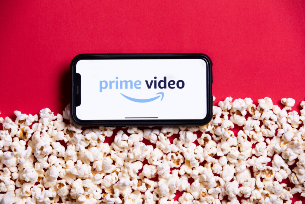Smartphone com logo do Prime Video