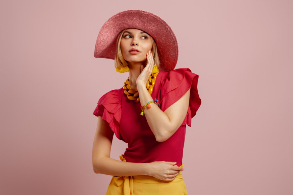 Mulher vestida de forma estilosa nas cores rosa e laranja